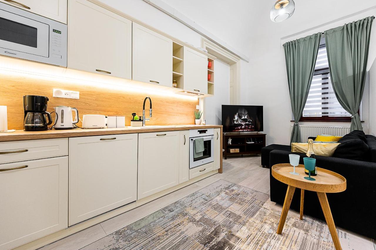 Center Apartment Mlynska Kosice With Private Parking Exterior photo