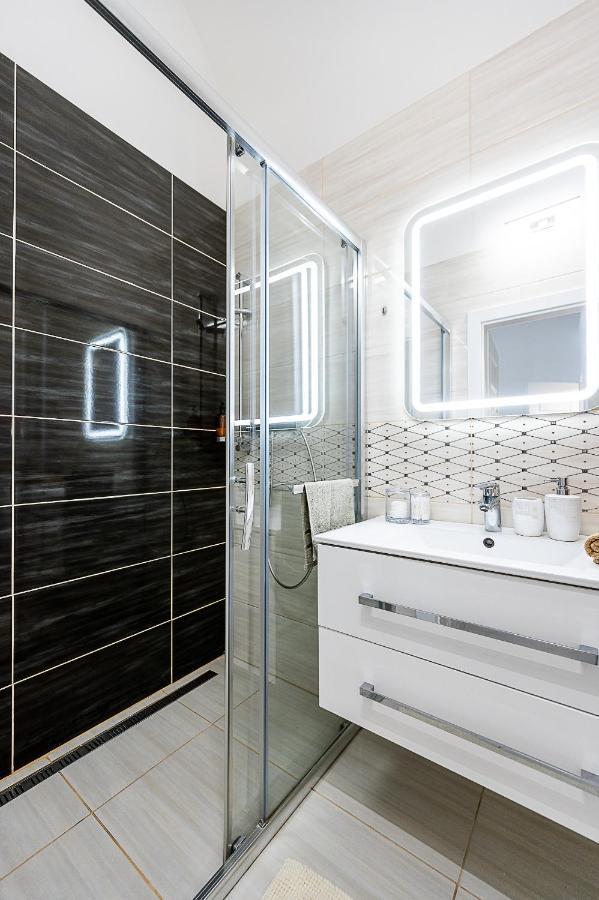 Center Apartment Mlynska Kosice With Private Parking Exterior photo