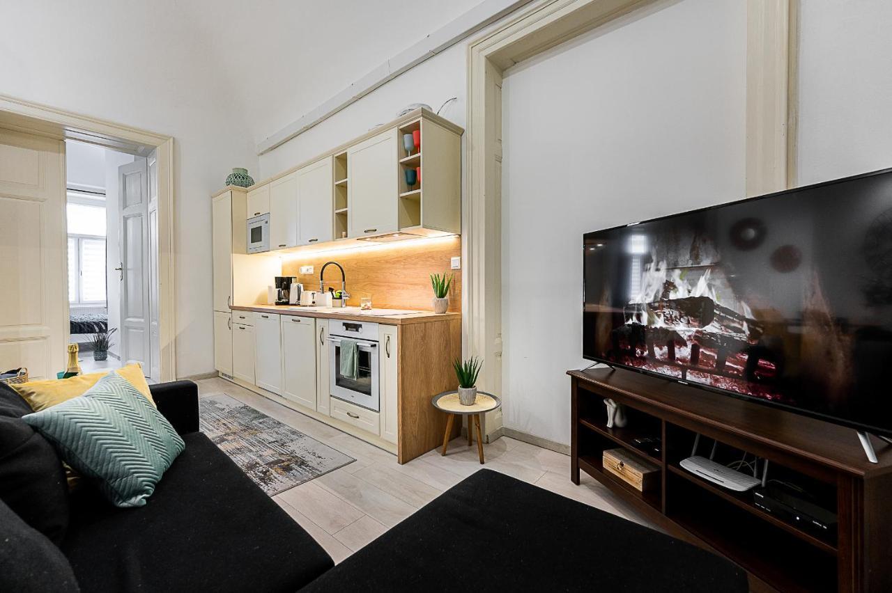 Center Apartment Mlynska Kosice With Private Parking Exterior photo