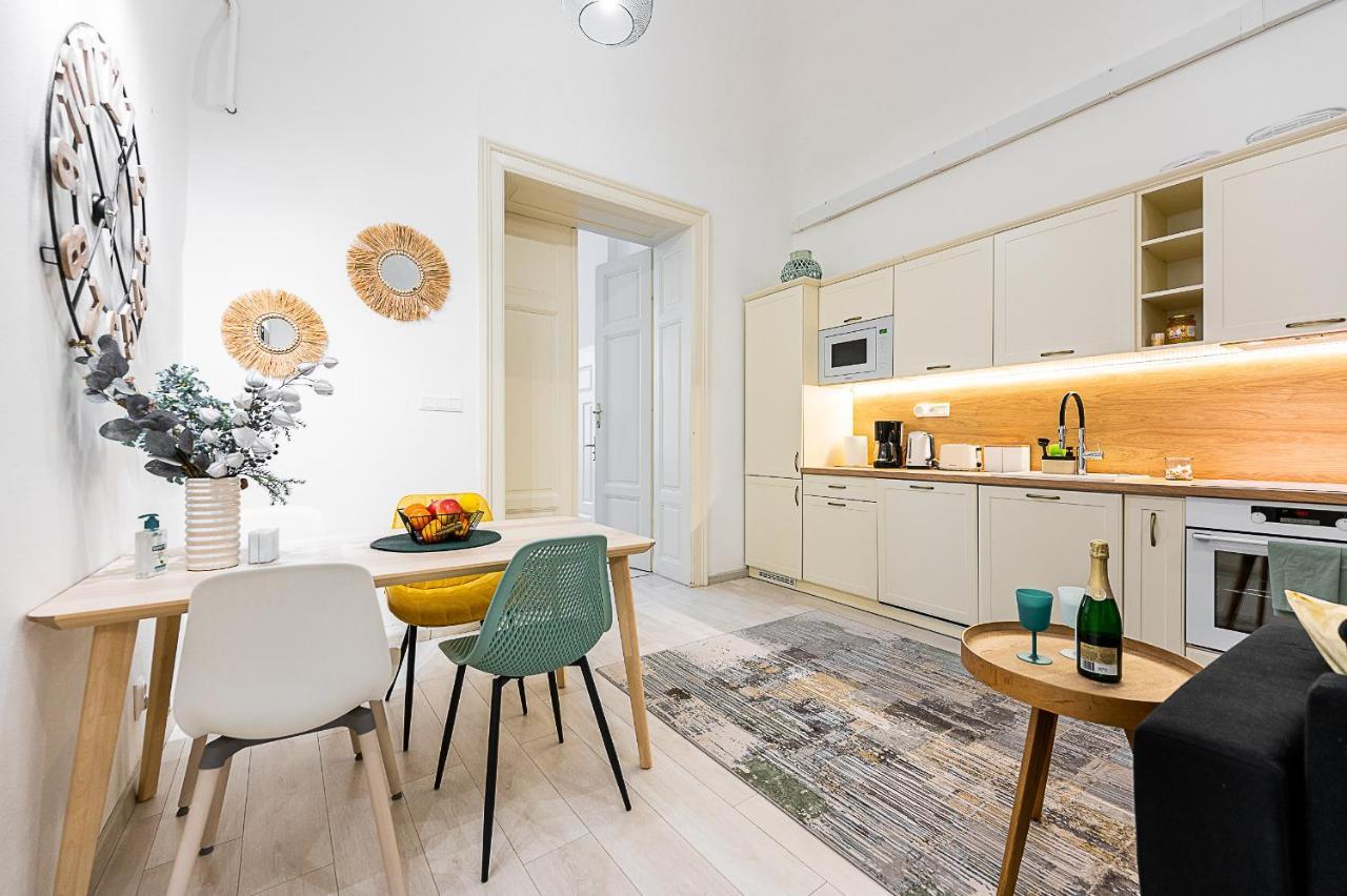 Center Apartment Mlynska Kosice With Private Parking Exterior photo